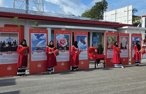 މިނިވަން ދުވަހާ ގުޅުވައި ދިރާގުން ސްޓްރީޓް އެގްޒިބިޝަންތަކެއް