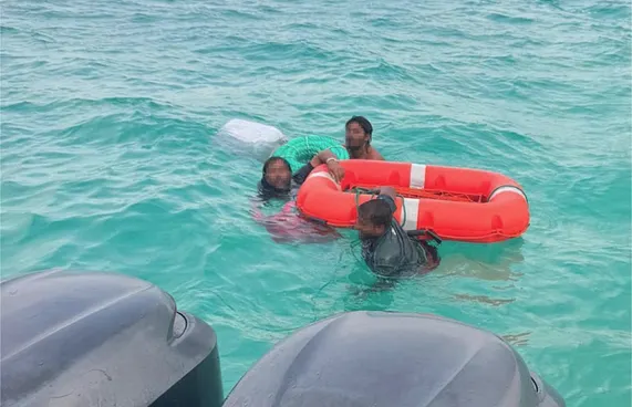 ފަރަށް އެރި ދޯނި އަޑިއަށް، މީހުން ސަލާމަތްކޮށްފި