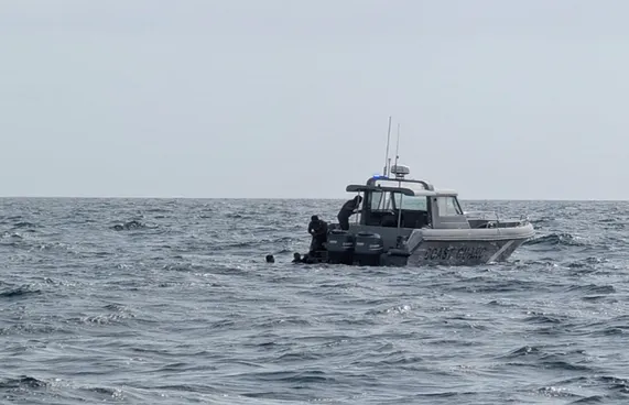 ދޯންޏެއް ބަންޑުން ޖަހާލައި ކަނޑުވި އެކަކު މަރުވެއްޖެ