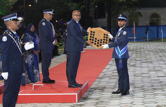 "ނަޒާހަތްތެރިކަން ވިއްކާ ނުލައި ކަރާމާތް ދަމަހައްޓާ"