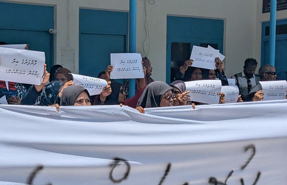 މުޒާހަރާކުރަން ދޮންފަނު ފަރުގައި ޑައިވްކުރުން މަނާކޮށްފި