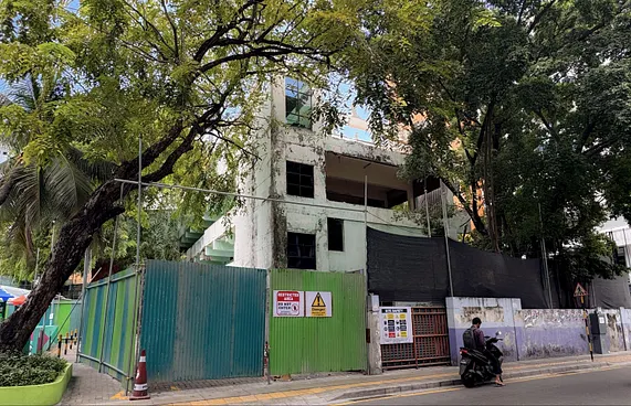 ފާރުންބައެއް ވެއްޓުނު އީޑީސީ އިމާރާތް ތަޅާލަން ފަށައިފި