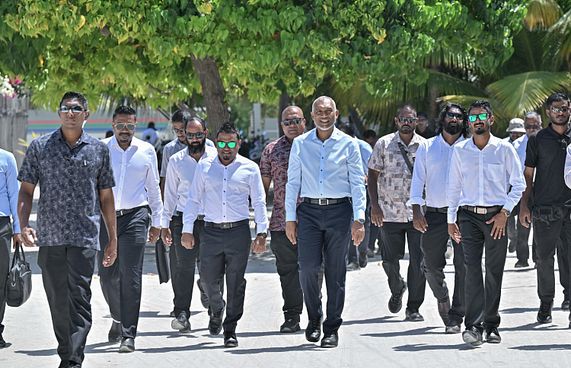 ބިލެއްދޫ ފަޅު ހަދާއިރު ބިން ވެސް ހިއްކަނީ