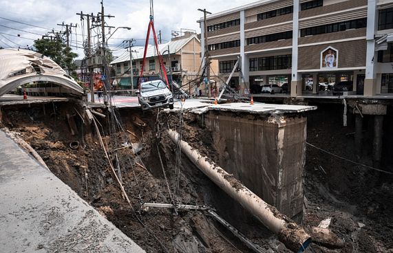 ބެންކޮކްގެ ހޮސްޕިޓަލެއްގެ ކުރިމަތިން ބޮޑު ވަޅުގަނޑެއް