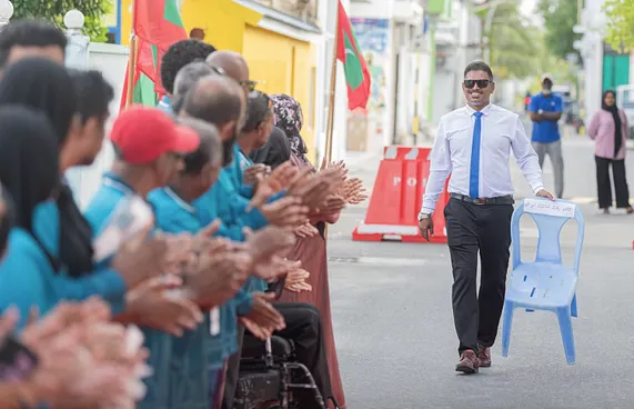 ތިނަދޫގެ އާބާދީ އޮޅުވާލި ކަމަށް ބުނެ އީސީއަށް ޝަކުވާ