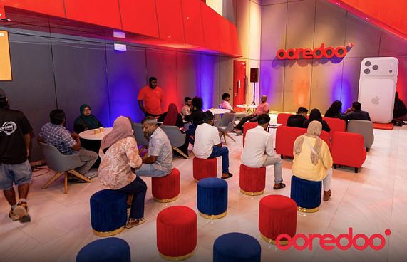 އުރީދޫން އައިފޯނު ގަތް ކަސްޓަމަރުންނާ ފޯނު ހަވާލުކޮށްފި