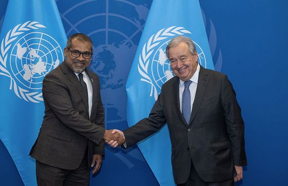 ސަލާމަތީ މަޖިލީހުގެ އޮނިގަނޑު ބަދަލުކުރަން ގޮވާލައިފި