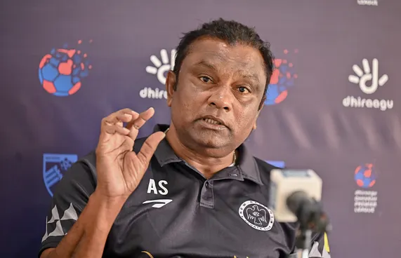 ސުޒޭން ކޯޗުކަމުން ފަހަތައް ޖެހިލައި ނިއުގެ ޓީޑީ ކަމަށް