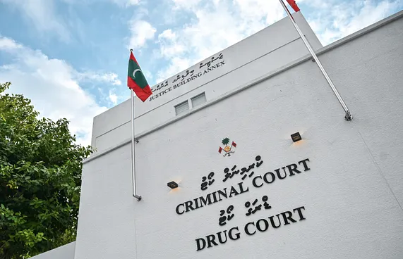 ހަތަރު އަނބު ބިން ކަމަށް ބުނާ ދެ މީހަކު ބަންދަށް