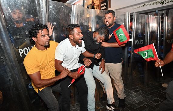 މުޒާހަރާއިން ހައްޔަރުކުރި ހަތް މީހަކު ބަންދަށް