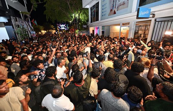 ބަނޑުހައިހޫނުކަމުގެ ހަޅުތާލު ކުރި މީހުން ކާން ފަށައިފި