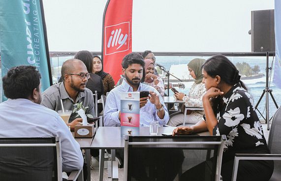 މާގިރީގައި ކޮފީ ދުވަސް ފާހަގަކުރީ އިލީގެ ރަހަތަކުން