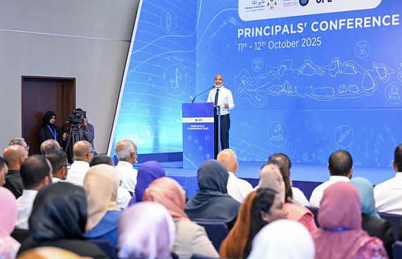 އޭއައިއިން ކިޔަވައިދޭން ޓީޗަރުން ތަމްރީނުކުރަނީ