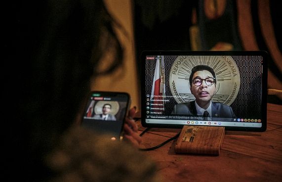 މަޑަކަސްކަރައިގެ ރައީސް ފިއްލަވައިފި