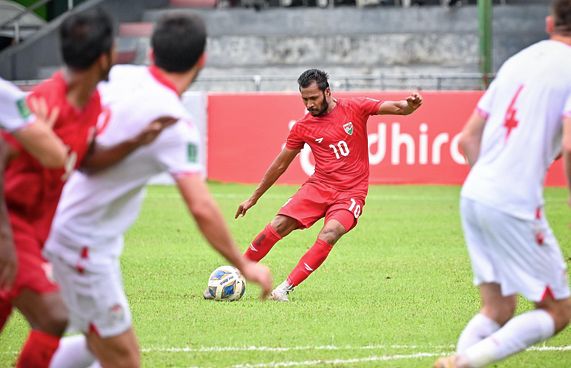 ކުރިމަގުގެ މެޗަށް ހަމްޕް އެދުނީ ސަޕޯޓަރުންގެ އެހީއަށް!