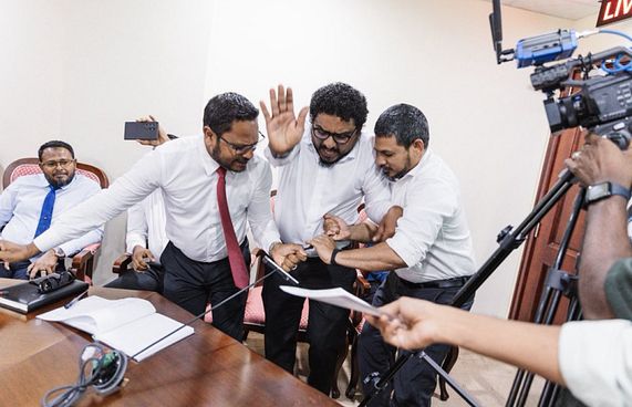 ހަލާކުވި މައިކްތަކަށް މެންބަރުން އަގު ދައްކަން އަންގަނީ