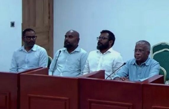 އަކްރަމަށް ކުރާ ދައުވާއަށް އިންކާރުކޮށްފި