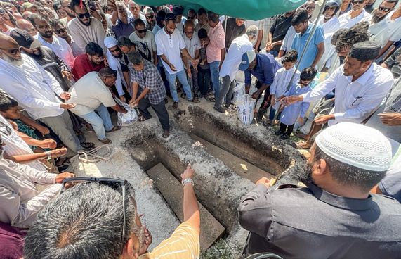 އައްޑޫގެ ދެމަފިރިންގެ މަރު: ޖެހިޖެހިގެން ވަޅުލައިފި