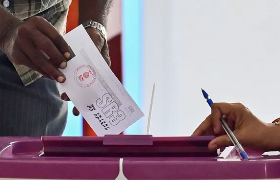 ވޯޓުލާ މީހުންގެ ރަޖިސްޓަރީގައި ސޮއިކުރުން ހުޅުވާލަނީ