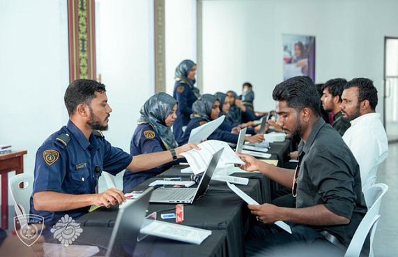 އިމިގްރޭޝަންގެ 70 ވަޒީފާއަށް އެދި 500 މީހުން