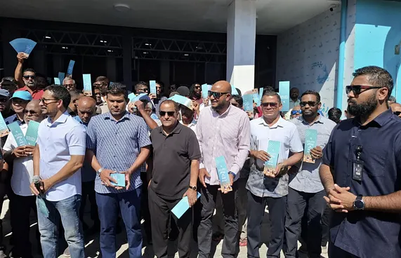 "ދިވެހިން ތިބި ފިކުރު ހުކުރު ދުވަހުގެ ރޭ ސާފުވާނެ"