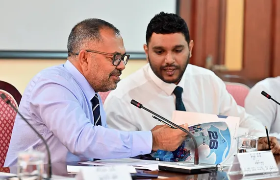 ލޯނާއި އިންޓްރެސްޓަށް އެއް ބިލިއަން ދައްކައިފި