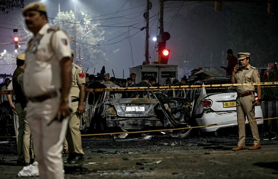 ދިއްލީގައި ކާރު ގޮއްވާލީ އަމިއްލައަށް މަރުވެގެން!