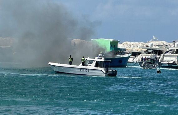 ހުޅުމާލެ ފަޅުތެރޭ އަޅާފައި އޮތް ދޯންޏެއް ރޯވެއްޖެ