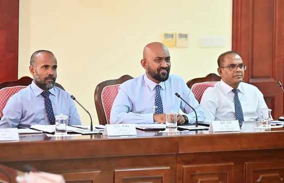 ވޯޓާ ގުޅިގެން ހިފައި ރިޝްވަތުގައި ނުހިފަން އޭސީސީން އެދެފި