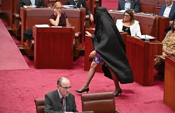 "މޫނުބުރުގާ ސްޓަންޓް" ހެދި މެންބަރު ސަސްޕެންޑްކޮށްފި