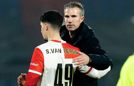 ވެންޕާސީގެ ކޯޗުކަމުގައި ދަރިފުޅުގެ ސީނިއާ ފުރަތަމަ މެޗު