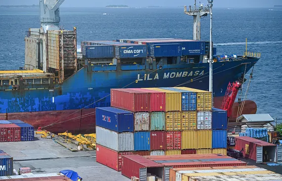 ލަންކާގައި ހުރި 2،500 ކޮންޓެއިނާ އަންނަ ހަފްތާގައި ގެންނަނީ