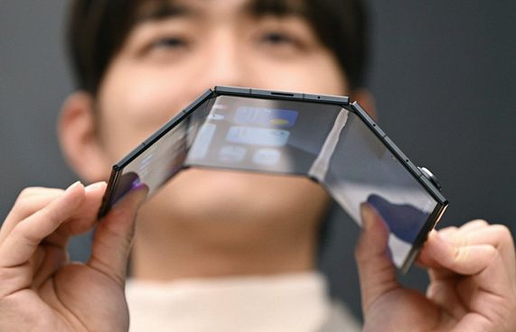 ތިން ތަނުން ފަށްޖެހޭ ފޯނެއް ސެމްސަންގުން ނެރެފި