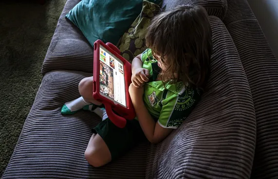 ސޯޝަލް މީޑިއާއަށް ދެވިހިފުމުގެ ޒިންމާ ފޭސްބުކް އަދި ގޫގުލް އިން އުފުލަންޖެހޭ ކަމަށް ނިންމައިފި