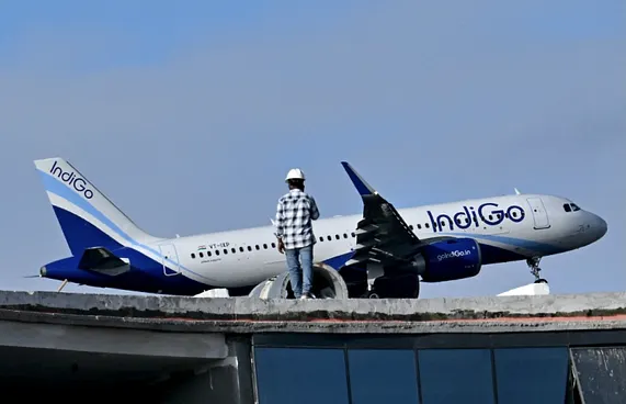 "ޖިންނި ވަދެގެން" ފްލައިޓްގެ އިމަޖެންސީ ދޮރު ހުޅުވަން އުޅެފި