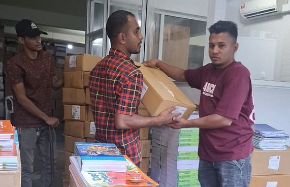 ޓެކްސްޓް ފޮތްތައް ސްކޫލުތަކަށް ފޮނުވަން ފަށައިފި