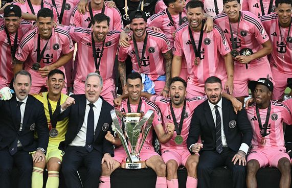 ޝަރަފްވެރި ތައްޓާ އެކު މެސީގެ އެކުވެރިން ރިޓަޔާކޮށްފި