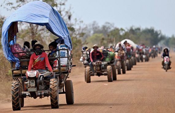 ކެމްބޯޑިއާ-ތައިލެންޑު ބޯޑަރުން މީހުން ދުރަށް ދަނީ