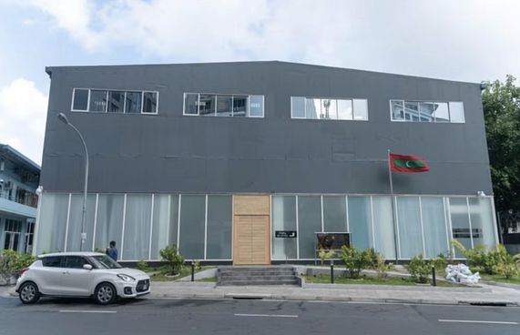 ސައުދީ އެމްބަސީގެ ފުރާޅުމައްޗަށް އެރި މީހަކު ހައްޔަރު