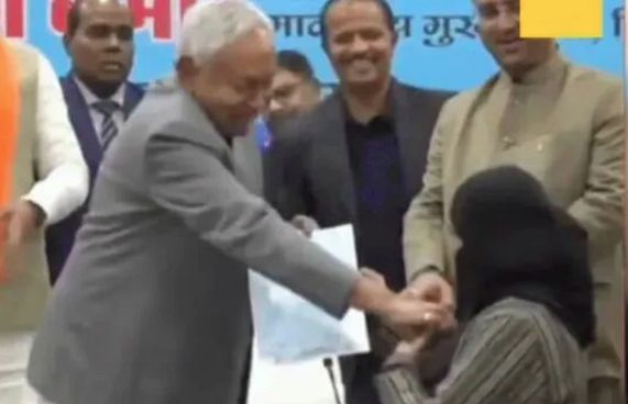 އިންޑިއާގެ ޗީފް މިނިސްޓަރަކު މޫނުބުރުގާ ބާލުވައިފި