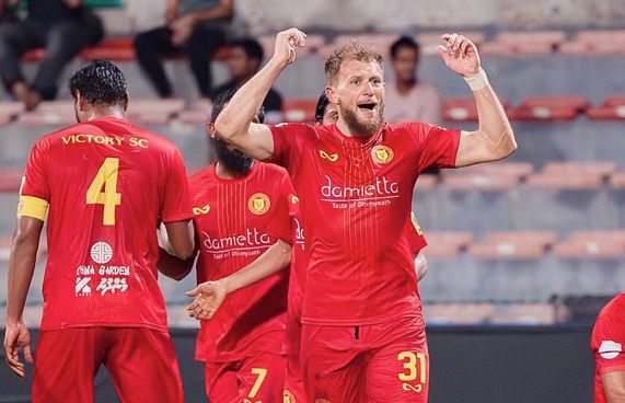 ވިކްޓަރީ ފޯމުގައި. ލަޗްނީއަށް ތިން މެޗުން ފަސް ލަނޑު