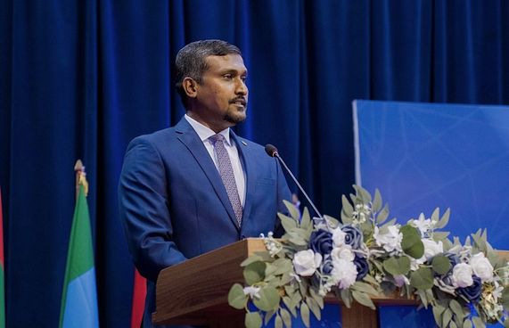 އައްޑޫ މޭޔަރަށް ކުރިމަތިލި އަދީލް ނަން ގެންދަވައިފި