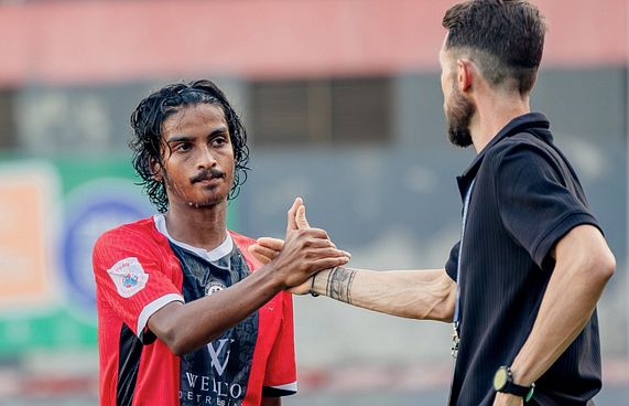 އީގަލްސް އަތުން އޮޑި ބަލި، މާޒިޔާއަށް ޕްރެޝާކުޑަވެއްޖެ