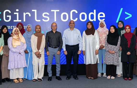 ދިރާގުން ވިމެން އިން ޓެކާ ގުޅިގެން ކޯޑިން ދަސްކޮށްދީފި