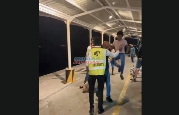 އެއާޕޯޓުގައި މާރާމާރީ ހިންގި ބަޔަކަށް ނަސޭހަތްތެރިވެއްޖެ