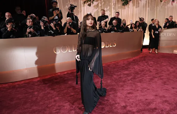 ގޯލްޑެން ގްލޯބްސް 2026: ގޯލްޑެން ގްލޯބްސް އެވޯޑުގެ ރެޑްކާޕެޓުގައި ބްލެކްޕިންކްގެ ލަވަކިޔުންތެރިޔާ ލީސާ.-- ފޮޓޯ: އޭއެފްޕީ