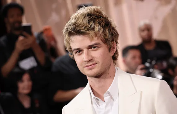 ގޯލްޑެން ގްލޯބްސް 2026: ގޯލްޑެން ގްލޯބްސް އެވޯޑުގެ ރެޑްކާޕެޓުގައި އެމެރިކާގެ އެކްޓަރު އަދި މިއުޒީޝަން ޖޯ ކީރީ.-- ފޮޓޯ: އޭއެފްޕީ