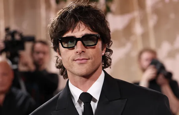 ގޯލްޑެން ގްލޯބްސް 2026: ގޯލްޑެން ގްލޯބްސް އެވޯޑުގެ ރެޑްކާޕެޓުގައި އެމެރިކާގެ އެކްޓަރު ޖެކޮބް އެލޯޑީ.-- ފޮޓޯ: އޭއެފްޕީ