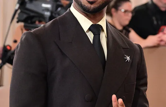 ގޯލްޑެން ގްލޯބްސް 2026: ގޯލްޑެން ގްލޯބްސް އެވޯޑުގެ ރެޑްކާޕެޓުގައި އެމެރިކާގެ އެކްޓަރު މައިކަލް ބީ ޖޯޑަން.-- ފޮޓޯ: އޭއެފްޕީ