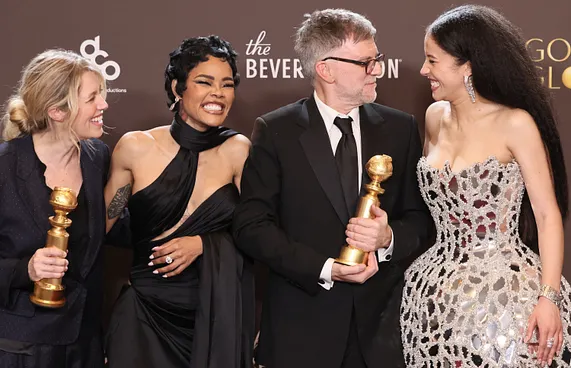 ގޯލްޑެން ގްލޯބްސް 2026: މިއުޒިކަލް/ކޮމެޑީ ފިލްމުގެ ކެޓަގަރީން އެންމެ މޮޅު ފިލްމުގެ އެވޯޑް ހޯދި "ވަން ބެޓުލް އާފްޓާ އެނަދާ"ގެ ޓީމް.-- ފޮޓޯ: އޭއެފްޕީ